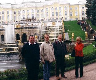 Herr Schmidt und seine Gäschäftskollegen mit Olga in Peterhof